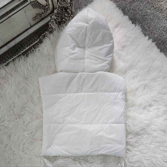 Daisy Crop Zip Up Puffer Vest. Size Medium. New. Open sides that tie. - Picture 3 of 7